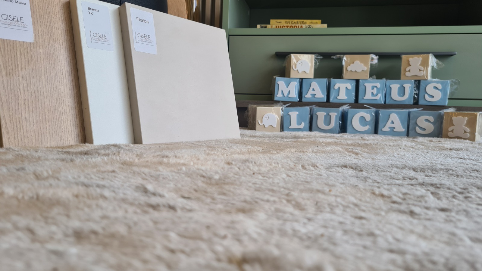 Detalhe com os nomes Lucas e Mateus